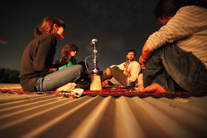 partager la chicha ensemble fumer du narguilé avec des amis