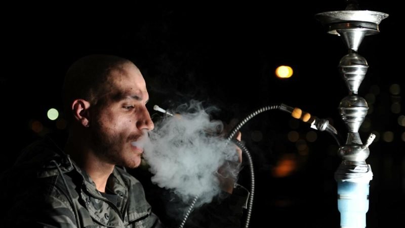 fumée de narguilé fumeur de narguilé