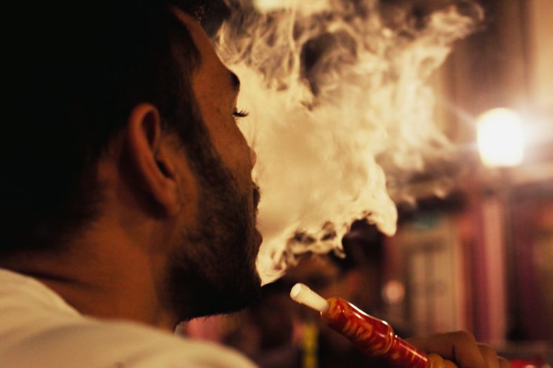 quantité de fumée de narguilé homme qui fume la chicha