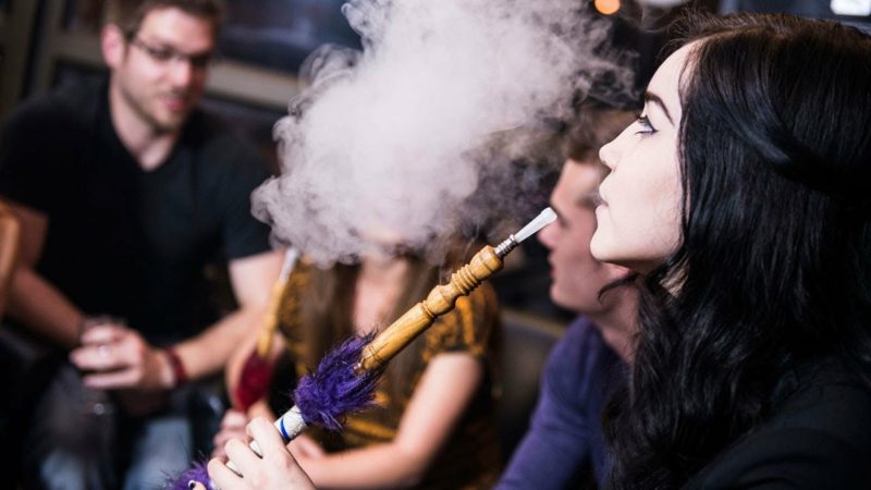 chicha goûté femme qui fume la chicha