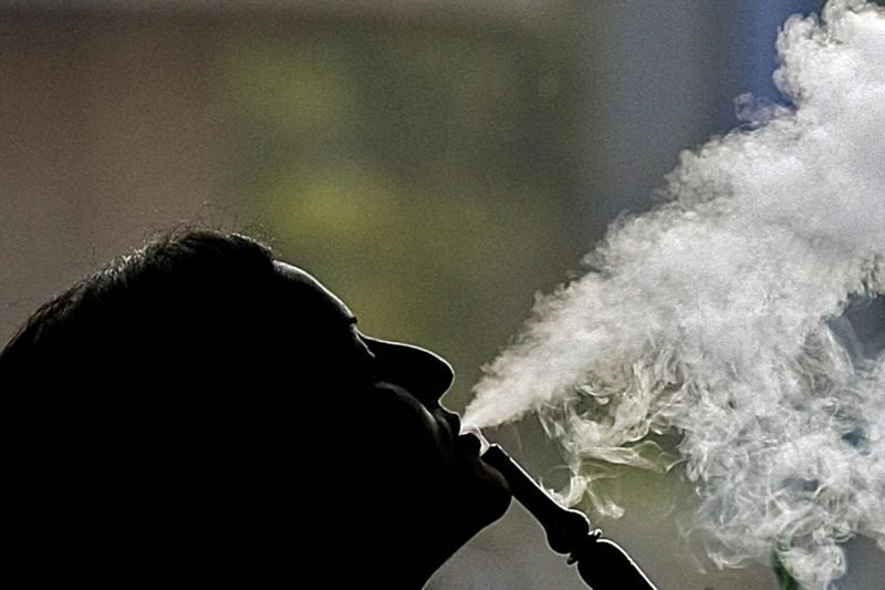 inhaler la fumée de chicha fumer la chicha à travers un tuyau