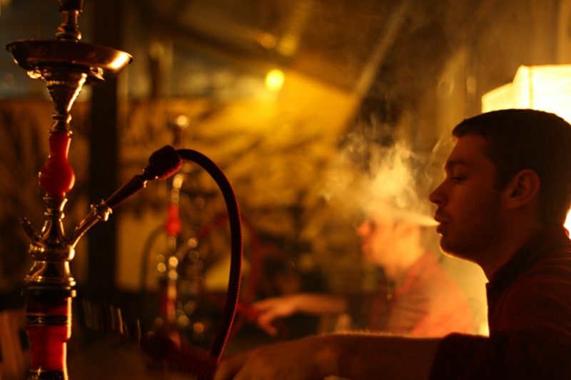 tendance à fumer la chicha bar à narguilé tendance