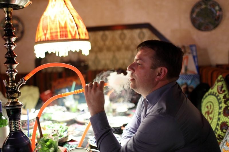 Shihsa fumant la tradition orientale on fume la chicha