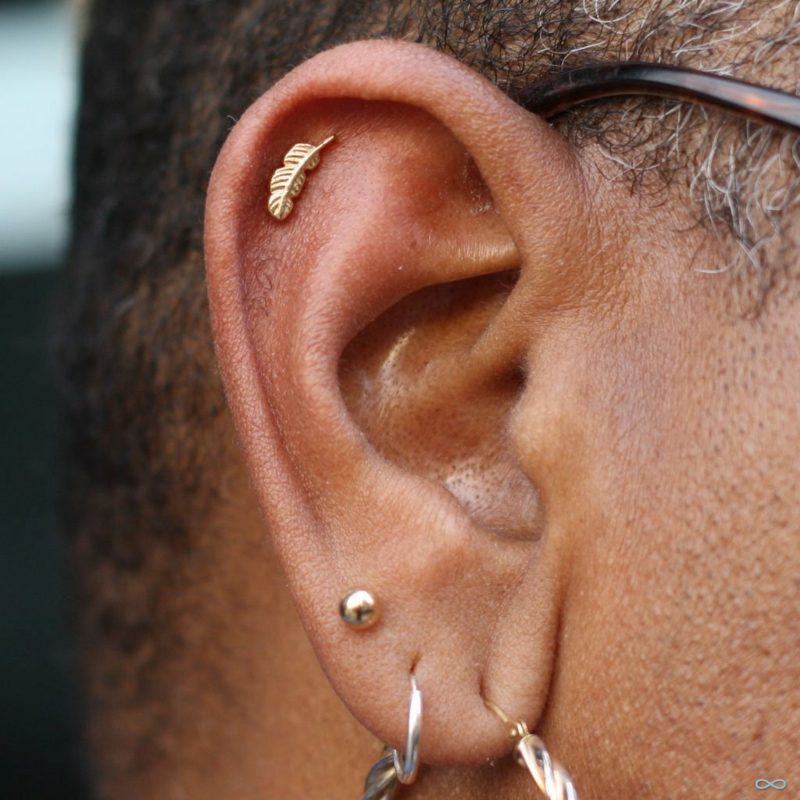 Entretien du piercing Helix soyez prudent lors de la douche Helix piercing plume look original