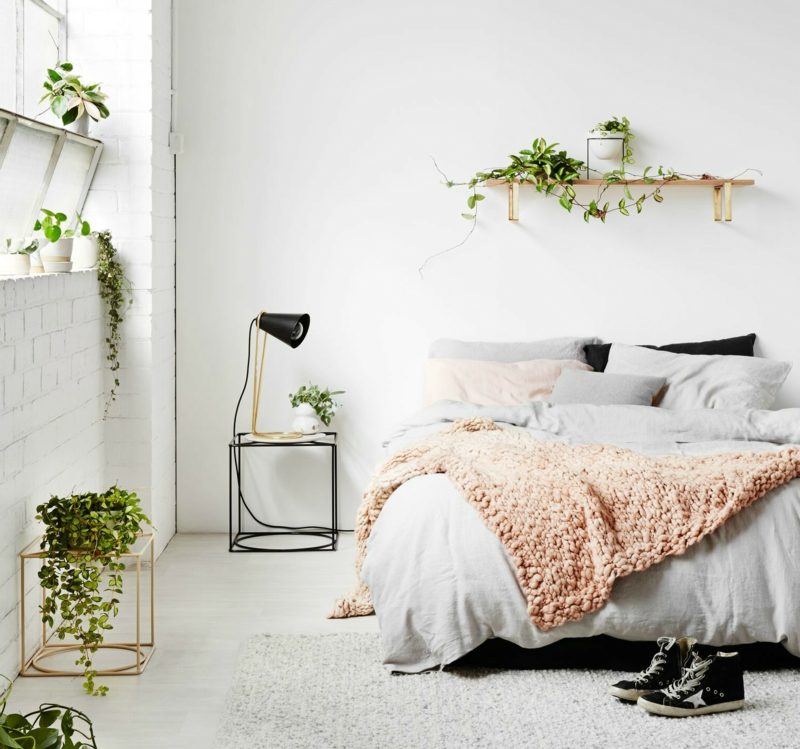 chambre à coucher de plantes vertes de style scandinave Les plantes dans la chambre leur sont nocives