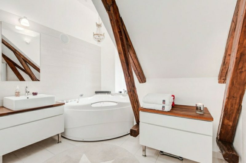 Scandinavo soggiorno attico bagno bianco Scandinavo soggiorno attico bagno travi in legno