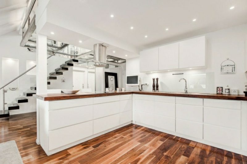 Soggiorno scandinavo Cucina bianca attico Cucina attico vivente scandinava