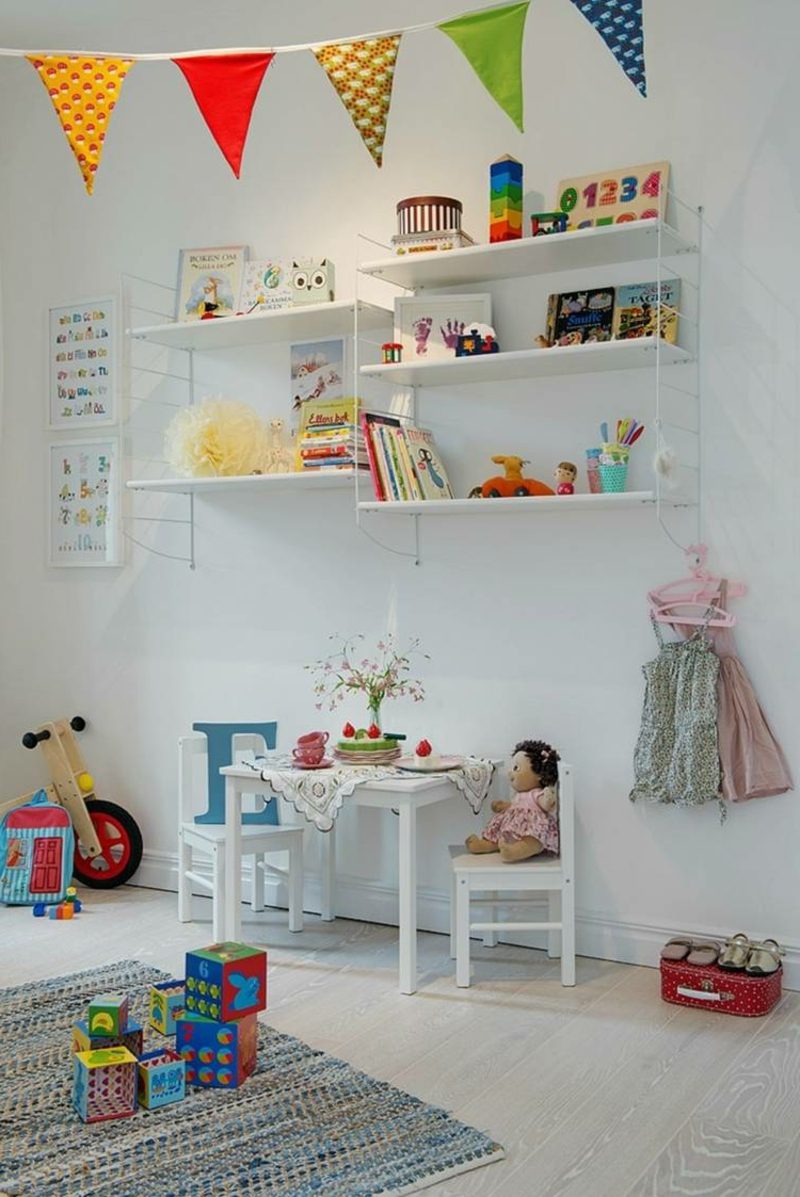 Pavimento bianco della parete della stanza dei bambini scandinavi Scandinavi che vivono nelle stanze dei bambini