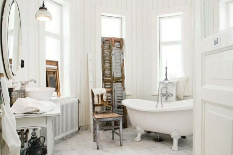 Scandinavo soggiorno bagno bianco scandinavo soggiorno boiserie in legno bagno vasca shabby sedia persiane