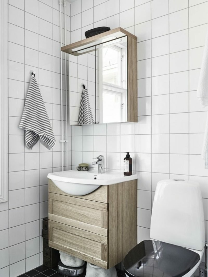 Parete bianca del bagno del soggiorno scandinavo soggiorno scandinavo console bagno specchio wc deckek nero