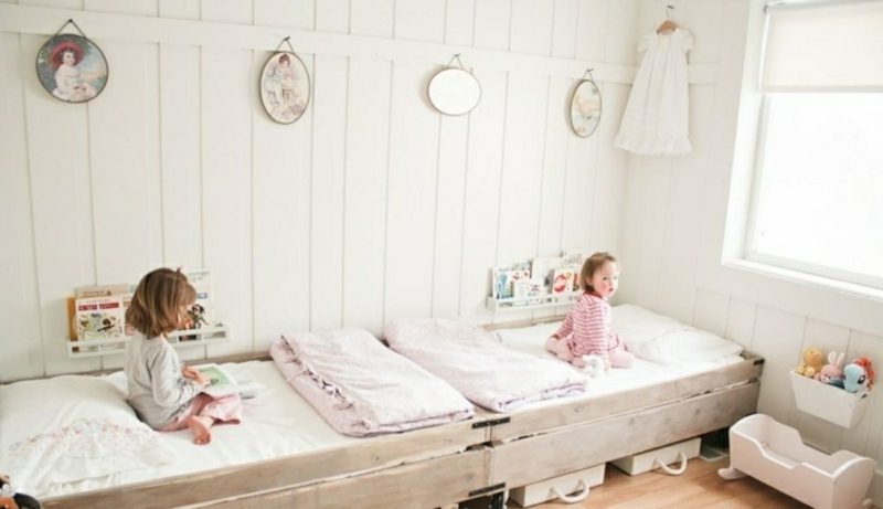 Soggiorno scandinavo parete bianca della stanza dei bambini Soggiorno scandinavo in legno rustico rivestimento parete in legno bianco