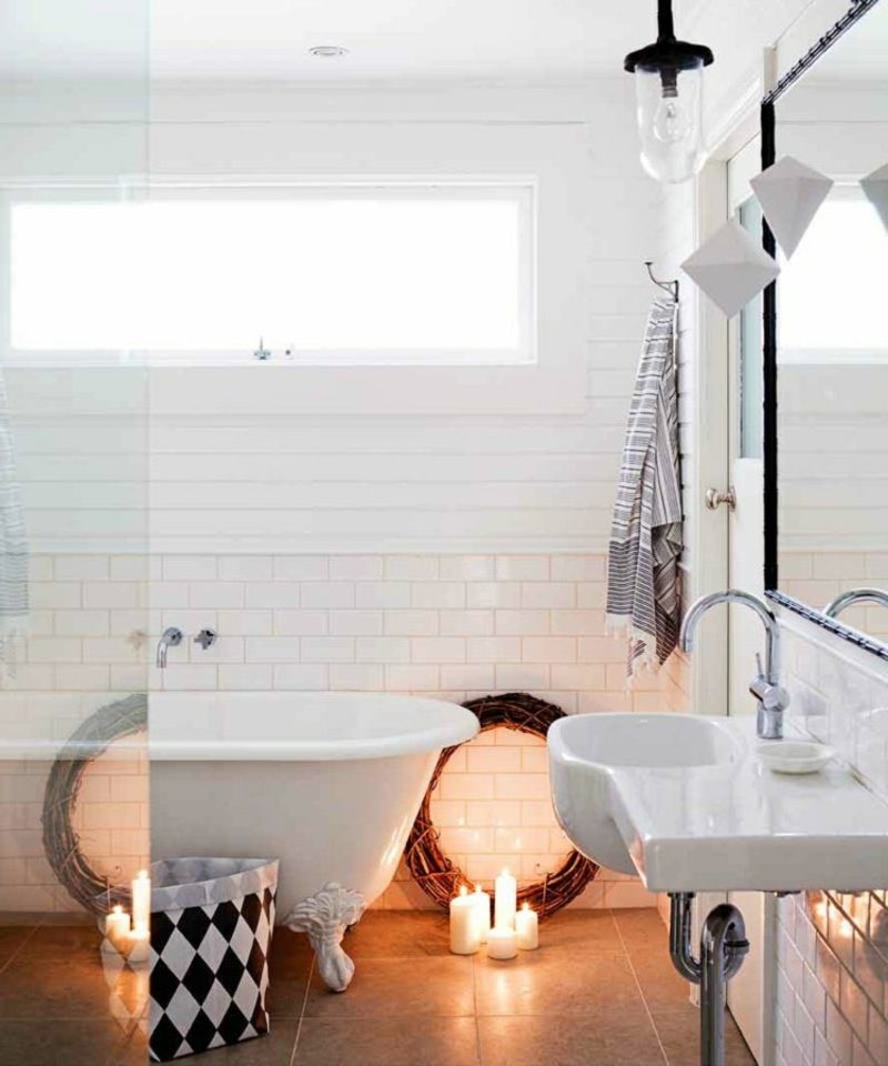 Parete bianca del bagno del soggiorno scandinavo piastrelle viventi scandinave vasca da bagno marrone retrò