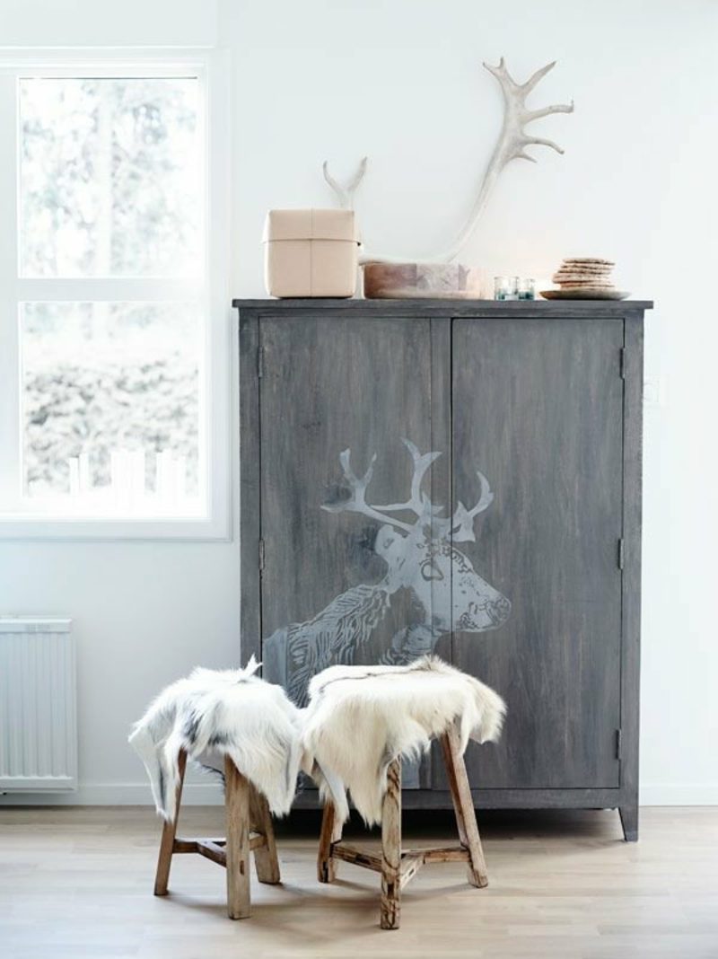 Parete bianca del soggiorno scandinavo La vita scandinava è una tipica zona giorno