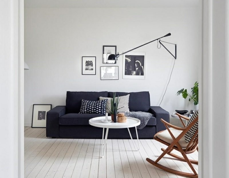 Arredamento scandinavo comodo divano tappezzeria grigio scuro lampada originale in acciaio inossidabile sedia a dondolo in legno massello Mobili scandinavi soggiorno sedia a dondolo in legno grigio scuro divano imbottito