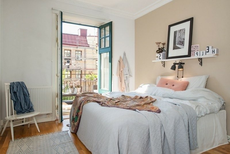 Arredi puristici della camera da letto Parete scandinava in beige Mobili scandinavi camera da letto arredamento puristico muro accento in beige