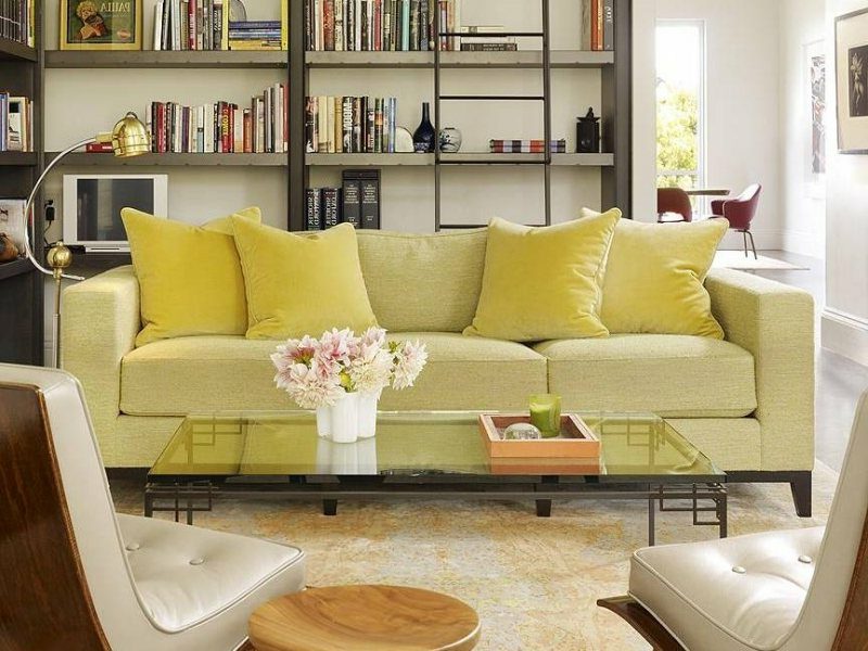 Divano imbottito giallo chiaro sistema di scaffalature a giorno stile scandinavo Mobili scandinavi meraviglioso divano imbottito in sistema di scaffalature aperte giallo chiaro