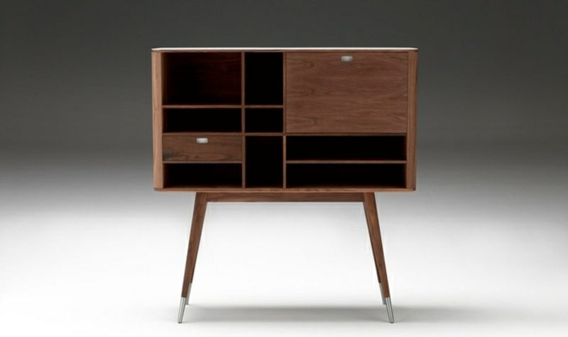 Credenza con cassetti in legno massello scandinavo Credenza con mobili scandinavi con cassetti in legno massello