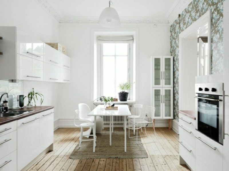 Cucina in bianco, stile scandinavo, arredi puristi Mobili scandinavi cucina moderna in bianco