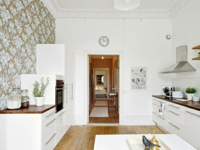 parete di accento della carta da parati decorativa scandinava della cucina bianca Mobili scandinavi da cucina dal design dai colori neutri