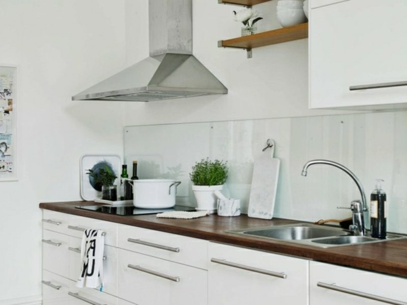 Cucina in stile scandinavo dal design moderno Cucina con mobili scandinavi in look moderno bianco