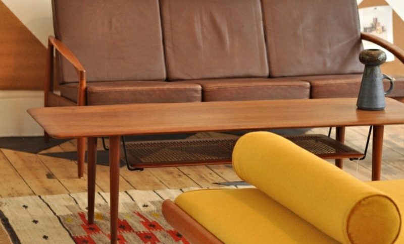 Tavolino in legno massello comodo divano rivestimento in pelle scandinava Mobili scandinavi comodo divano tappezzeria in pelle marrone tavolino in legno massello