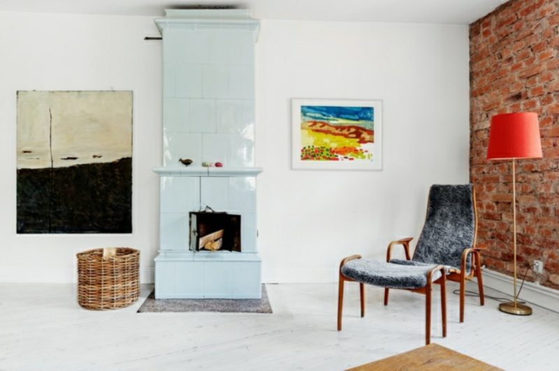 Soggiorno con camino dall'aspetto elegante arredamento scandinavo Mobili scandinavi poltrona originale camino colorato bil come accento