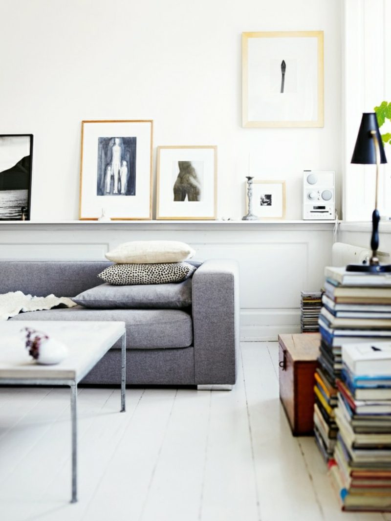 Arredamento scandinavo soggiorno divano grigio libri tavolo in metallo foto interessanti Mobili scandinavi divano imbottito grigio tavolo in metallo foto
