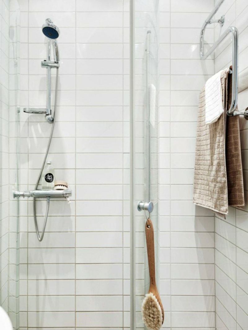 Piastrelle bianche della porta di vetro della cabina doccia scandinava del bagno Mobili scandinavi box doccia piastrelle bianche