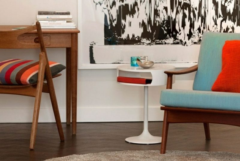 Mobili in stile scandinavo poltrona in legno massello, rivestimento azzurro, tavolo interessante in bianco Mobili scandinavi poltrona azzurro tappezzeria tavolo bianco pavimento in legno