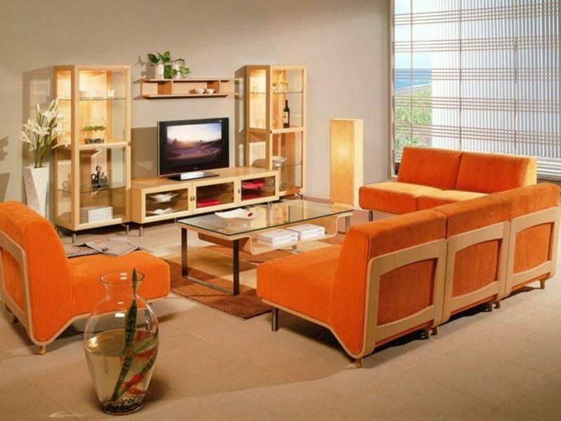 Soggiorno, stile scandinavo, sistemi di scaffalature in legno massello, divani, tappezzeria arancione, aspetto accogliente Mobili scandinavi soggiorno accenti arancioni