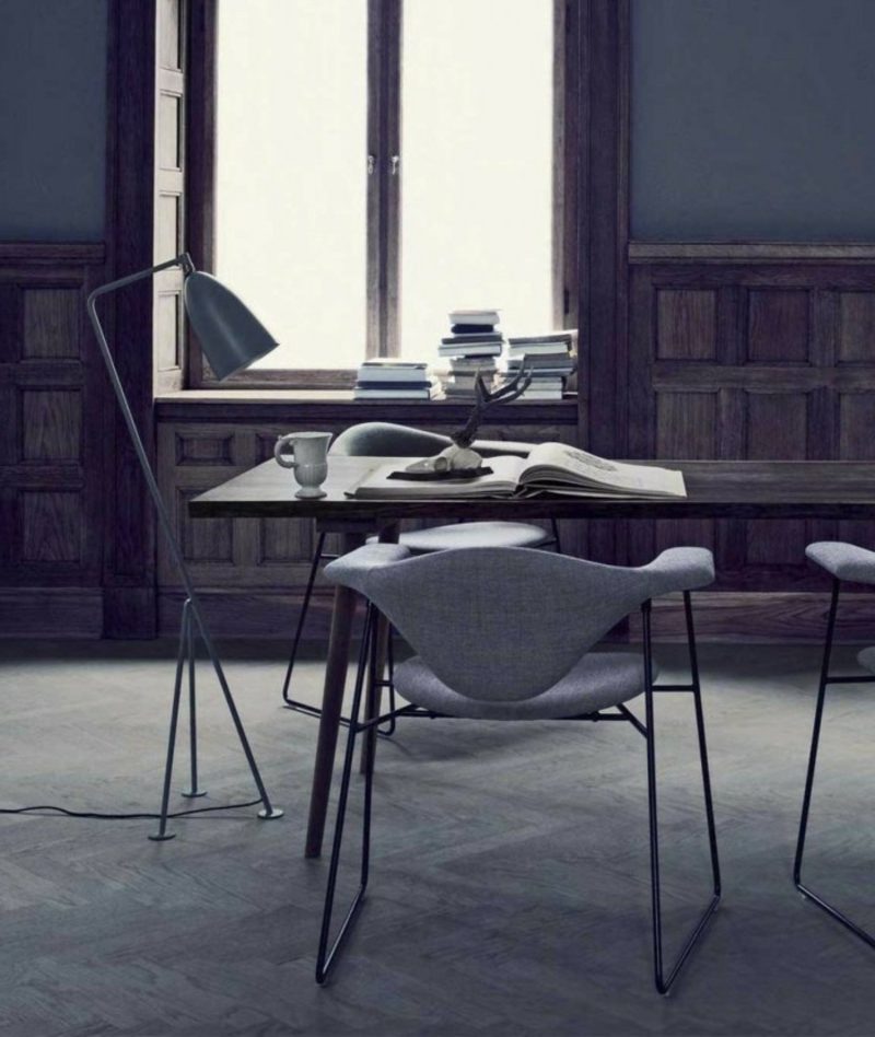 Mobili in stile scandinavo Lampada originale in acciaio inossidabile Sedie in stile industriale Rivestimento pareti in legno Lampada originale per mobili scandinavi realizzata in acciaio inossidabile con rivestimento a parete in legno interessante poltrona