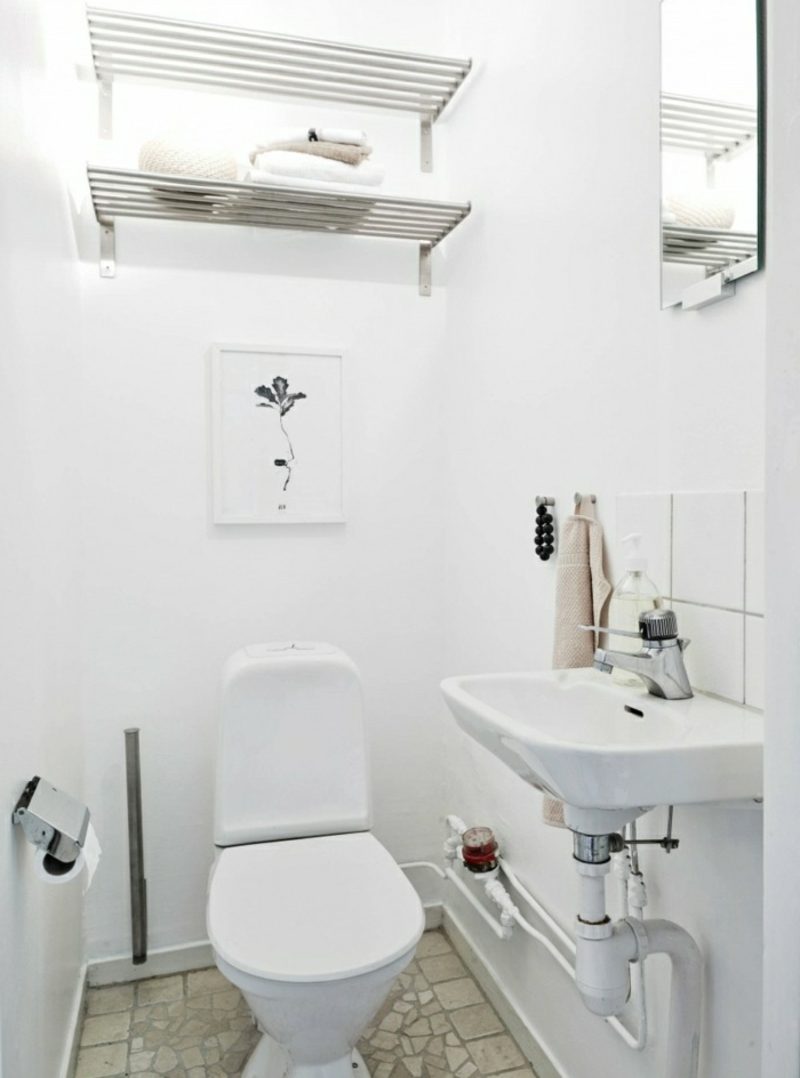 WC in stile scandinavo, aspetto puristico bianco Toilette con mobili scandinavi in bianco