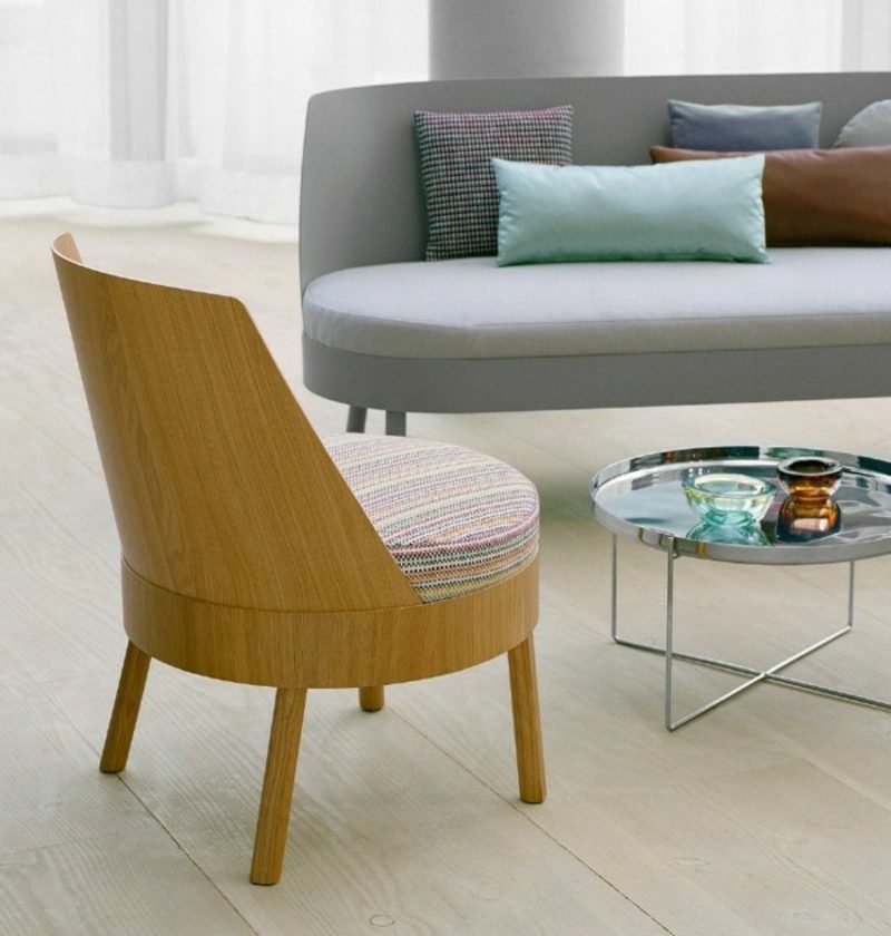 Mobili scandinavi divano imbottito grigio e interessante sedia in legno massello Divano imbottito morbido di mobili scandinavi in grigio e sedia originale in legno massello