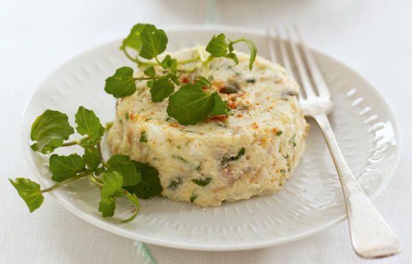 Insalata abbondante con decorazioni verdi sul piatto - un antipasto per Natale Antipasti per Natale - deliziose idee per insalate