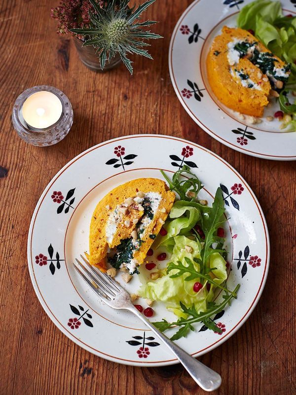 Una fetta di pane con insalata - un ottimo e gustoso antipasto Antipasti per Natale - idee per il pane