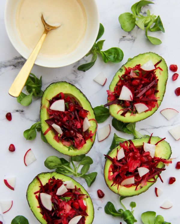 Avocado con barbabietola - Antipasti deliziosi Antipasti di cibo sano di Natale
