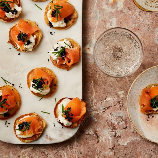 Pane al salmone - piatto con antipasti sfiziosi per Natale Piccoli bocconcini di Natale