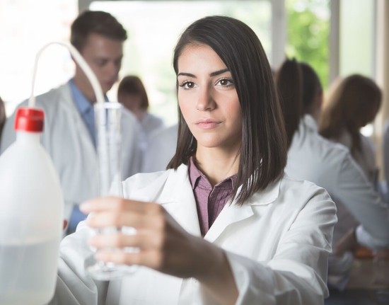 Dovresti bere acqua distillata o meglio non testare l'acqua ph