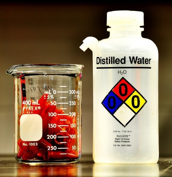 Dovresti bere acqua distillata o meglio non essere guidato dalla distillazione