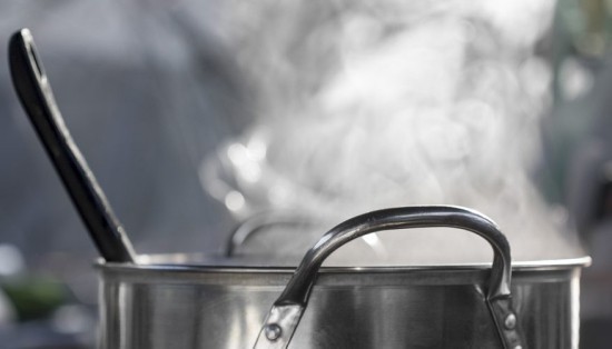 Dovresti bere acqua distillata o meglio non cuocere a vapore durante la cottura