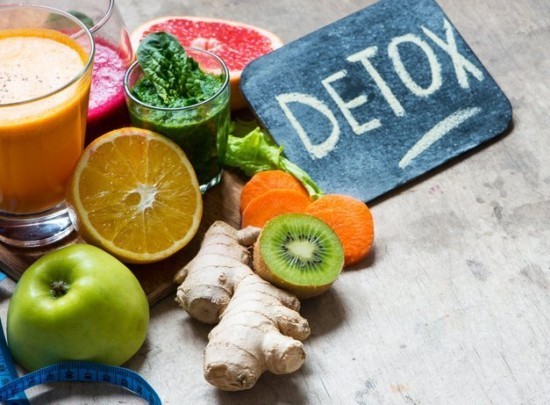 Dovresti bere acqua distillata o piuttosto non aiutare con la disintossicazione?