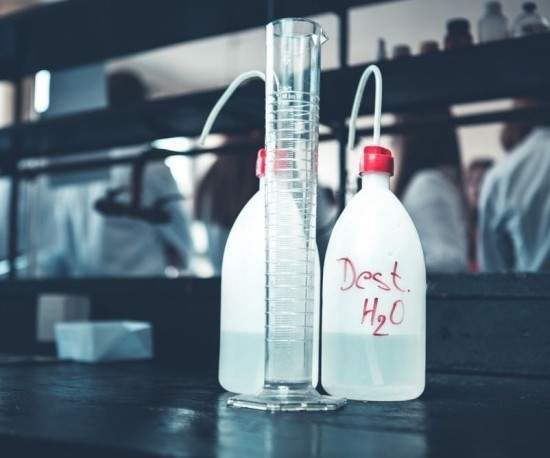 Dovresti bere acqua distillata o meglio non plastica acqua distillata