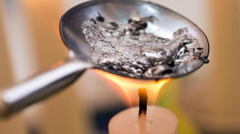 Les jeux vous-même font couler le plomb traditionnel le soir du Nouvel An