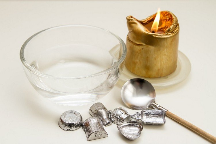 Faites des jeux vous-même Prophéties de casting pour le réveillon du Nouvel An