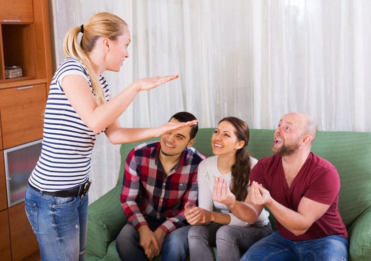 Faites vous-même des jeux de charade du Nouvel An avec des amis