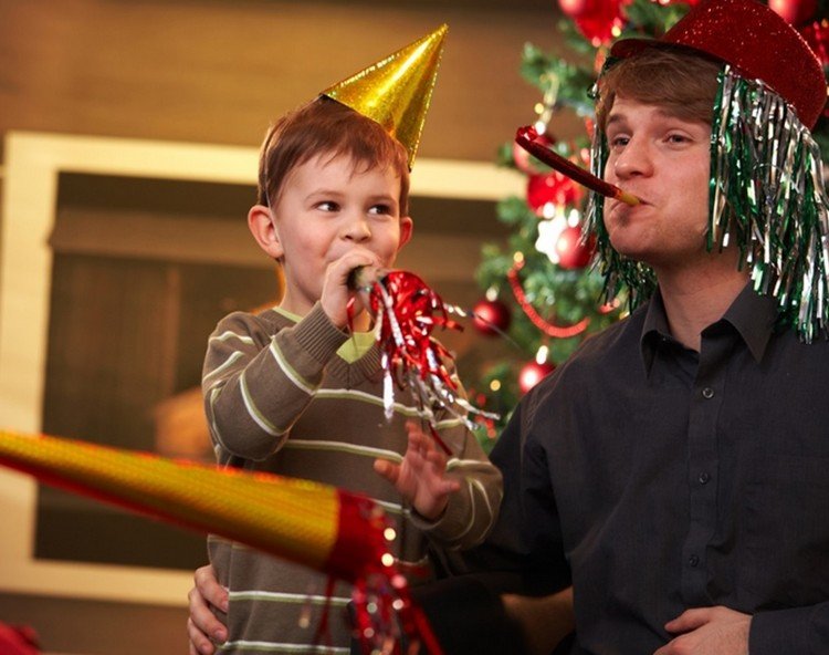 Les jeux rendent le réveillon du Nouvel An amusant pour les enfants