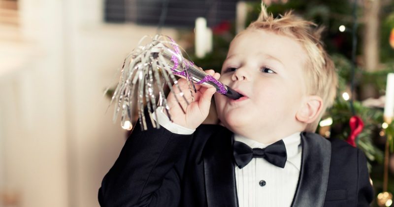 Les jeux rendent les enfants amusants le réveillon du Nouvel An