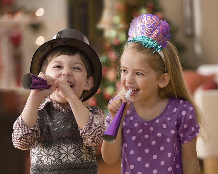 Les enfants font des biscuits de Noël pour le réveillon du Nouvel An