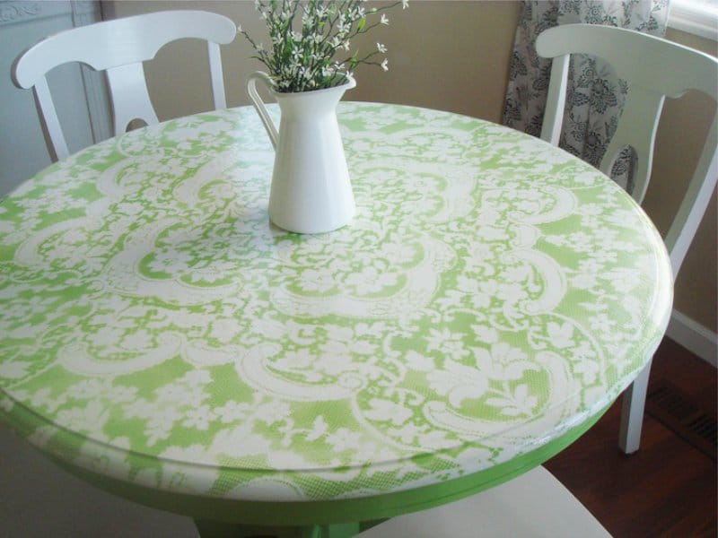 De tafel schilderen door middel van tule