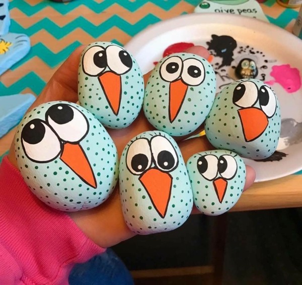 i bambini armeggiano idee artigianali fai-da-te dipingono pietre